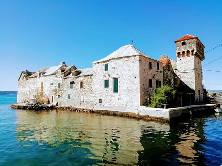 luksuzna kuća za odmor smještaj u Hrvatskoj vrhunska lokacija direktno na moru u blizini marine Kaštela